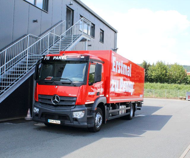 Pakel Gütertransporte GmbH - Penny LKW neben Lagerhalle